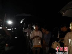 <b>福州马尾暴雨夜24人受困驾校 消防员紧急救援</b>